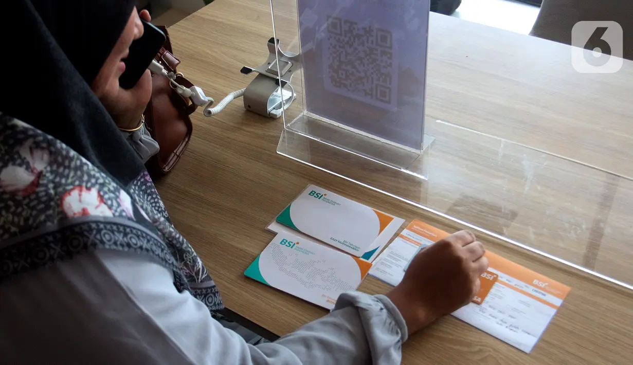 Beberapa kendala berbeda disampaikan nasabah. Mulai dari aplikasi BSI Mobile yang belum bisa dibuka, pengecekan saldo yang belum bisa dilakukan, hingga proses transaksi yang tertahan. (Liputan6.com/Johan Tallo)