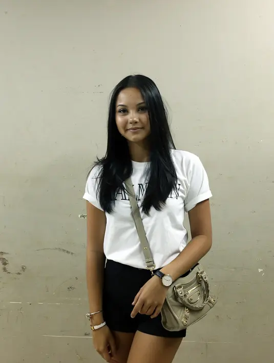 Dengan gaya fesyen yang sederhana, Alyssa Daguise nampak cantik ketika mengenakan kaus putih dan rambut panjang terurai indah. (Andy Masela/Bintang.com)