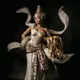 Agnes Rahajeng menampilkan kostum nasional bertema Dewi Sri di Miss Supranational 2026. Rancangan Dibba ini merayakan kemakmuran dan harmoni manusia dengan alam (@officialputeriindonesia)