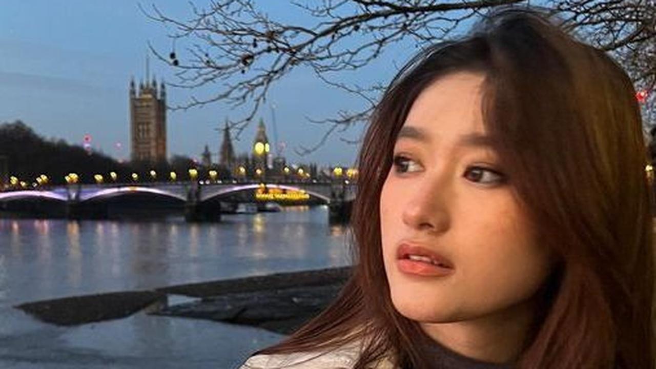 Cantik! 10 Momen Keseruan Amanda Caesa Anak Parto Patrio Jalan-jalan di Inggris, Kunjungi Stadion Old Trafford Hingga The Roman Bath