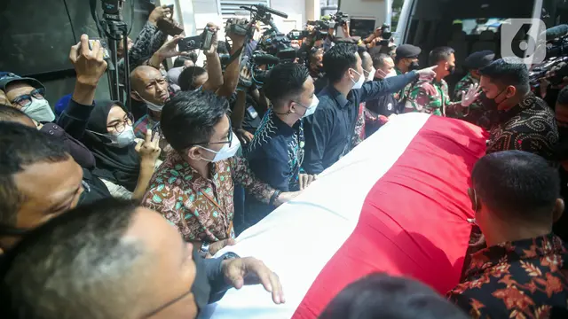 FOTO: Jenazah Menpan RB Tjahjo Kumolo Dibawa Tinggalkan RS Abdi Waluyo