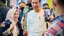 Presiden Joko Widodo berfoto dengan warga di kawasan Malioboro, Daerah Istimewa Yogyakarta pada Sabtu malam, 15 Oktober 2022. Presiden Joko Widodo dengan pengawalan minimal dari Paspampres menyapa wisatawan dan masyarakat Yogyakarta di kawasan Malioboro. (Foto: Laily Rachev - Biro Pers Sekretariat Presiden)