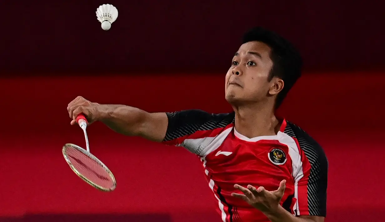 Pebulu tangkis Indonesia Anthony Sinisuka Ginting saat melawan Kevin Cordon dari Guatemala pada perebutan medali perunggu badminton tunggal putra Olimpiade Tokyo 2020 di Musashino Forest Sports Plaza, Senin (2/8/2021). Anthony Ginting menang 21-11 dan 21-13. (Pedro PARDO/AFP)