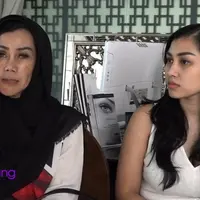 Hampir semua keluarga inti Raffi Ahmad sudah terjun ke dunia hiburan. Sering disebut aji mumpung, ibunda Raffi Ahmad tidak peduli dan tetap menjalankan pekerjaannya.