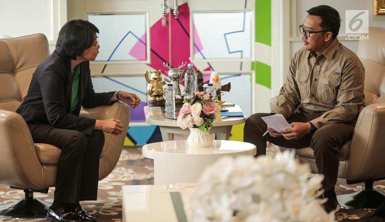 Menpora Imam Nahrawi (kanan) berbincang dengan  Business Executive Officer Beverages Business Unit PT Nestlé Indonesia Prawira Soemadijo usai menyambut kedatangan delapan pemain terbaik MILO Football Championship 2019 di Gedung Kemenpora, Jakarta, Jumat (26/7/2019). (Liputan6.com/Faizal Fanani)