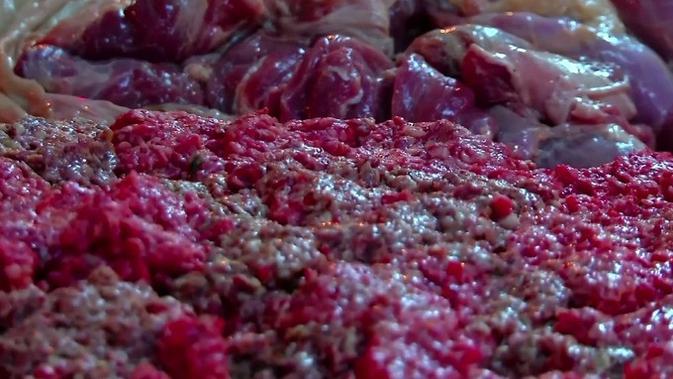 Warga di Kota Maracaibo terpaksa mengonsumsi daging tak layak di tengah krisis ekonomi dan energi (AP)