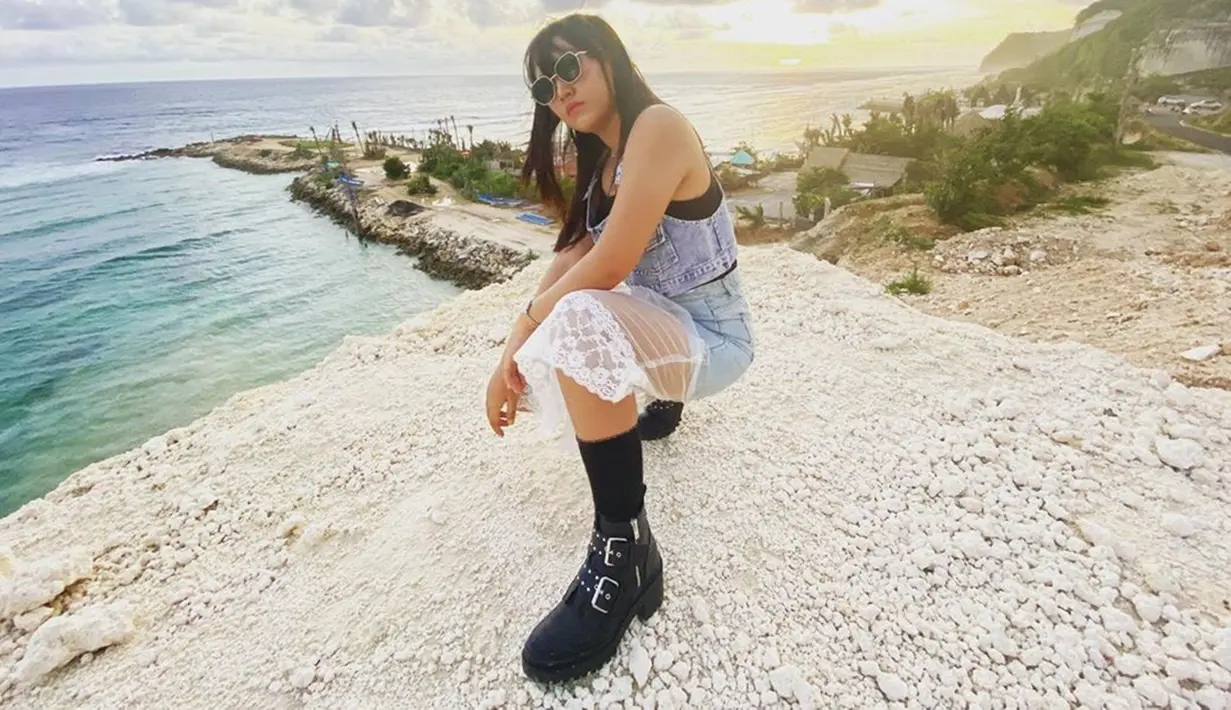 Tak hanya cantik, pelantun lagu Dalan Liyane ini juga terbilang pandai memadu padankan busana. Ketika berlibur, Happy Asmara tampil dengan outfit yang kekinian. Seperti saat liburan di pantai ini, ia mengenakan setelan denim yang dipadukan dengan sepatu boot. (Liputan6.com/IG/happy_asmara77)