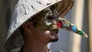 Seorang pengunjung festival memamerkan pelindung hidung pada Hari ke-2 festival Glastonbury di desa Pilton di Somerset, Inggris barat daya, pada tanggal 22 Juni 2023. Festival ini berlangsung dari tanggal 21 Juni hingga 26 Juni. (Photo by Oli SCARFF / AFP)