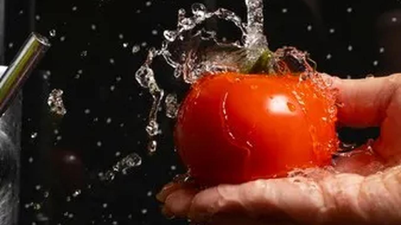 3. Pilih Buah dan Sayur yang Tampilannya Tidak Sempurna<br>Jika terdapat bagian yang tidak baik pada buah atau sayur, potong dan buang bagian tersebut untuk menghindari kontaminasi.