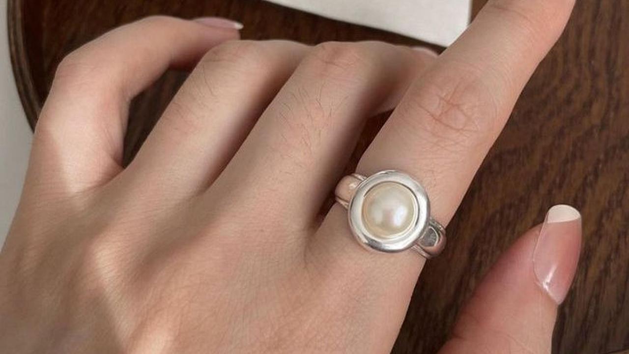 2. Cincin di Jari Telunjuk: Lambang Kepemimpinan dan Harga Diri