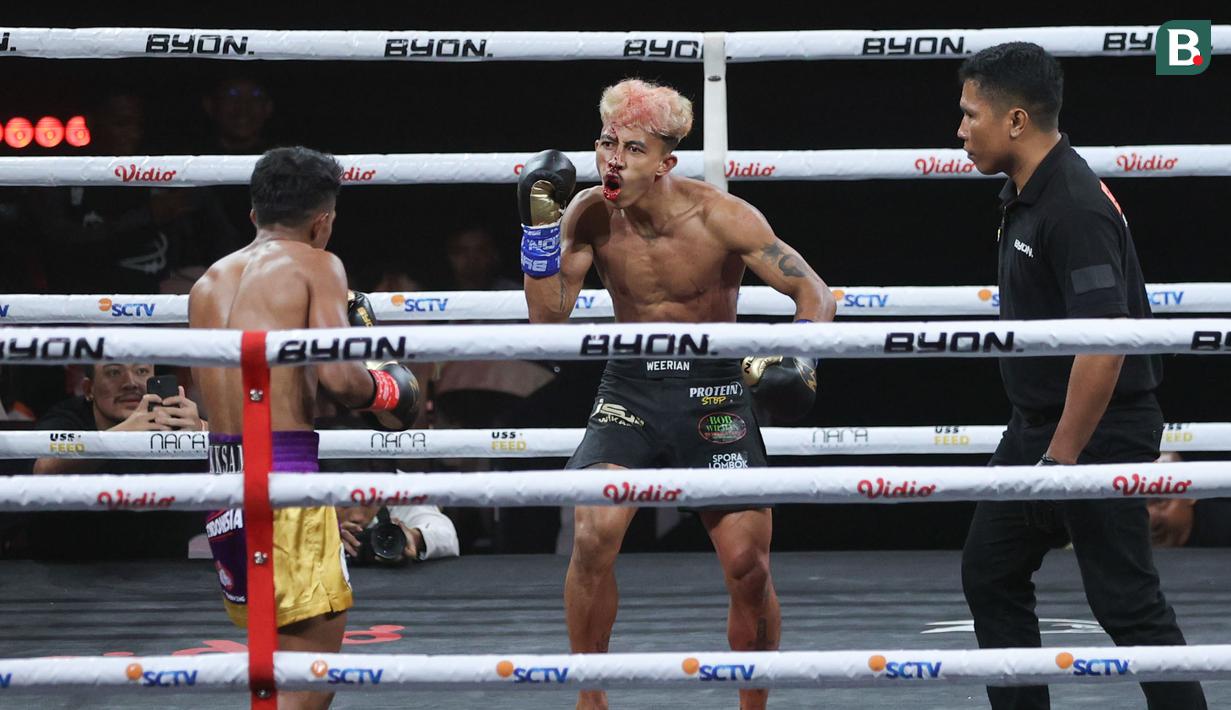 Weerian berusaha memprovokasi Kkasam saat bertarung dalam partai utama BYON Madness 2025 di Stadion 6 Emtek City, Jakarta Barat, Sabtu (30/8/2025). (Bola.com/M Iqbal Ichsan)