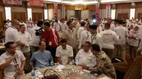 Gubernur DKI Jakarta Anies Baswedan (pakai batik duduk paling kanan) menghadiri Rakerda Partai Gerindra DKI Jakarta di Hotel Grand Sahid Jaya, Jakarta, Minggu (26/1/2020). (Merdeka.com/Ahda Bayhaqi)