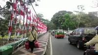 Pencuri mengincar bendera merah putih dan umbul-umbul yang dipasang di sejumlah ruas jalan di Kota Bogor, Jawa Barat. (Liputan6.com/Achmad Sudarno)