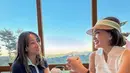 Penampilannya juga makin sempurna dengan anting berlian yang dikenakannya. Tentu, gayanya hadirkan kemewahan yang tak terbantahkan. [Foto: Instagram/ Shandy Aulia]