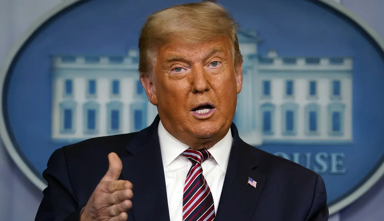 <p>Presiden Donald Trump berbicara tentang hasil pemilihan presiden AS 2020 di Gedung Putih, Kamis (5/11/2020). Hingga saat ini proses penghitungan suara pemilihan presiden Amerika masih berlangsung, namun perolehan suara Donald Trump maupun Joe Biden masih bersaing ketat. (AP Photo/Evan Vucci)</p>