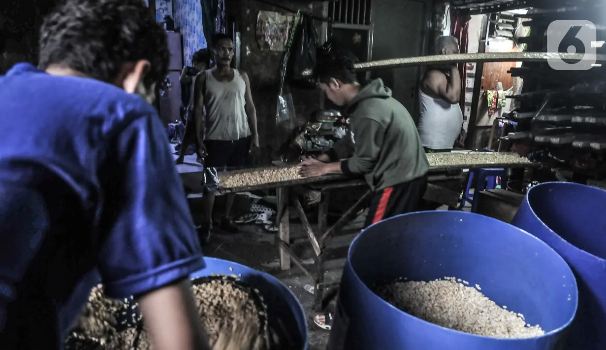 Aktivitas produksi tempe di kawasan Sunter, Jakarta, Senin (4/1/2021). Perajin tempe setempat berupaya mengurangi kerugian akibat melonjaknya harga kedelai impor dengan memperkecil ukuran tempe dan menaikan harga jual kisaran Rp1.000 - Rp2.000 per potong. (merdeka.com/Iqbal S. Nugroho)