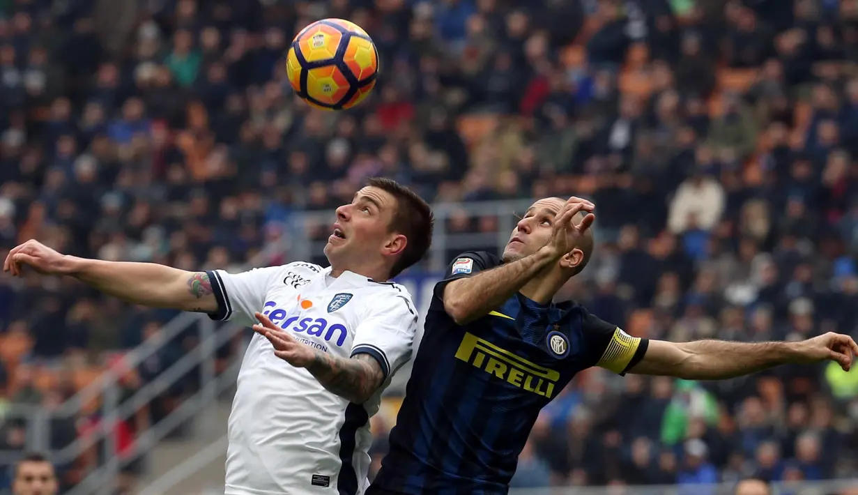 Pemain Empoli Fc, Uros Cosic (kiri)  berduel dengan pemain Inter Milan, Rodrigo Palacio pada lanjutan Serie A Italia di  Giuseppe Meazza stadium, Milan, (12/2/2017).  Inter Milan menang 2-0. (EPA/Matteo Bazzi)