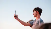 Ilustrasi swafoto, selfie. (Photo by Johan Mouchet on Unsplash)