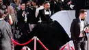 Aktor Billy Porter menghadiri perhelatan Piala Oscar 2019 di Dolby Theatre, Los Angeles, Minggu (24/2). Penampilan Billy Porter dengan gaun hitam karya Christian Siriano pada karpet merah Oscar ini tentu saja membuat heboh. (Eric Jamison/Invision/AP)