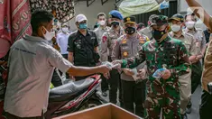 Pangdam Jaya Mayjen TNI Dudung Abdurrachman (kanan) dan Kapolda Metro Jaya Irjen Pol Fadil Imran membagikan masker kepada warga di Sunter Muara, Tanjung Priok, Jakarta, Selasa (9/2/2021). Kegiatan ini untuk menyadarkan masyarakat akan pentingnya penggunaan masker. (Liputan6.com/Faizal Fanani)