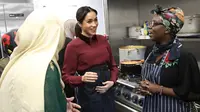 Duchess of Sussex Meghan Markle berbincang dengan anggota komunitas Hubb Community Kitchen di London, Inggris (21/11). Komunitas Hubb Community Kitchen ini mayoritas beragama Islam. (Chris Jackson/Pool via AP)