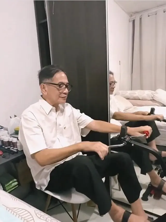 7 Potret Terbaru Ray Sahetapi Usai Stroke, Jalani Lebaran Bareng Keluarga