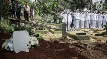 Prajurit TNI AL saat proses pemakaman almarhum Amoroso Katamsi di (TPU) Tanah Wakaf Pondok Labu, Jakarta, Selasa (17/4). Aktor senior Amoroso meninggal pada Selasa 17 April 2018 pukul 01.40 dini hari pada usia 79 tahun. (Liputan6.com/Faizal Fanani)