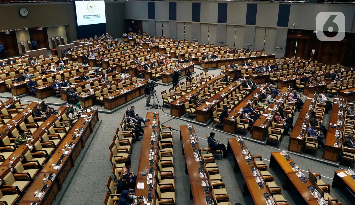 Anggota DPR mengikuti rapat paripurna di Kompleks Parlemen, Senayan, Jakarta, Senin (3/2/2020). Rapat Paripurna DPR menyetujui lima calon Hakim Agung dan tiga calon hakim ad hoc yang telah mengikuti uji kelayakan di Komisi III DPR untuk Mahkamah Agung. (Liputan6.com/Johan Tallo)