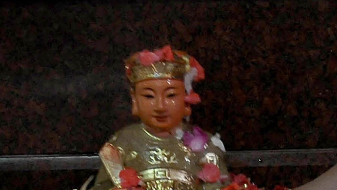 FOTO: Mengintip Ritual Memandikan Patung Dewa di Wihara Bahtera Bhakti Ancol