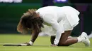 Serena yang dalam usahanya menuju gelar Grand Slam ke-24 ini terpaksa keluar dari lapangan berderai air mata meski penonton memberi  semangat dan tepuk tangan kepada petenis Amerika Serikat itu. (AP/Kirsty Wigglesworth)