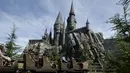 Pengunjung menaiki rollercoaster di depan sekolah Hogwarts saat soft opening dan tur media taman bermain bertemakan "The Wizarding World of Harry Potter" di Universal Studios Hollywood, Los Angeles, California, 22 Maret 2016. (REUTERS/Kevork Djansezian)