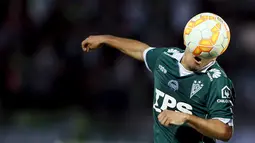 Pemain Santiago Wanderers, Paulo Rosales berusaha menyundul bola saat pertandingan melawan Libertad pada ajang Copa Sudamericana di Valparaiso, Chile, Rabu (12/8/2015). Reuters/Rodrigo Garrido)