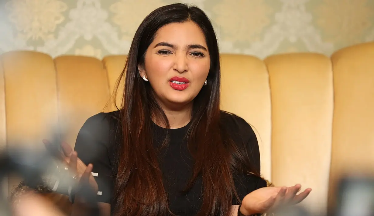 Saat melakukan konferensi pers di kediamannya di kawasan Cinere, Tangerang Selatan, Ashanty tampak tegar. Ternyata di balik senyumannya pasca keguguran ada dua buah hatinya yang masih berusia belia. (Bambang E.Ros/Bintang.com)