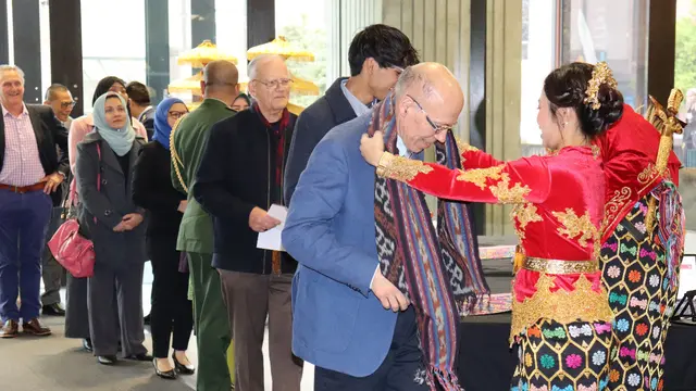 Pemberian cinderamata kepada tamu yang hadir dalam acara resepsi diplomatik antara Indonesia dan Selandia Baru. (Dok: Kemlu RI)