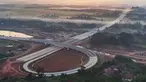 Foto udara pembangunan jalan tol Serpong-Balaraja (Serbaraja) seksi 1B CBD di Legok, Tangerang, Banten. Senin (1/7/2024). (merdeka.com/Arie Basuki)