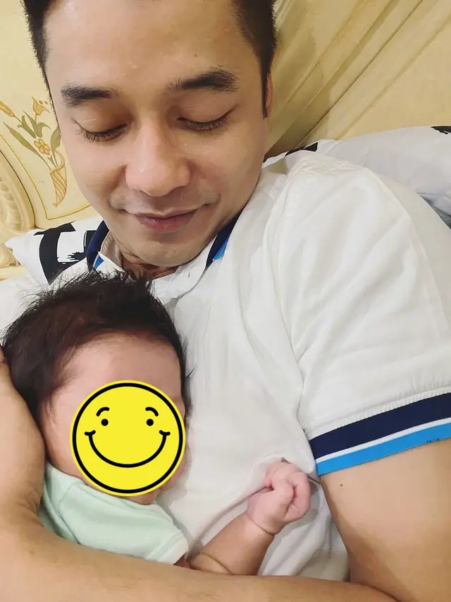 Momen Adly Fairuz Asuh Baby Ardashir. (Sumber:  Instagram/adlyfayruz)