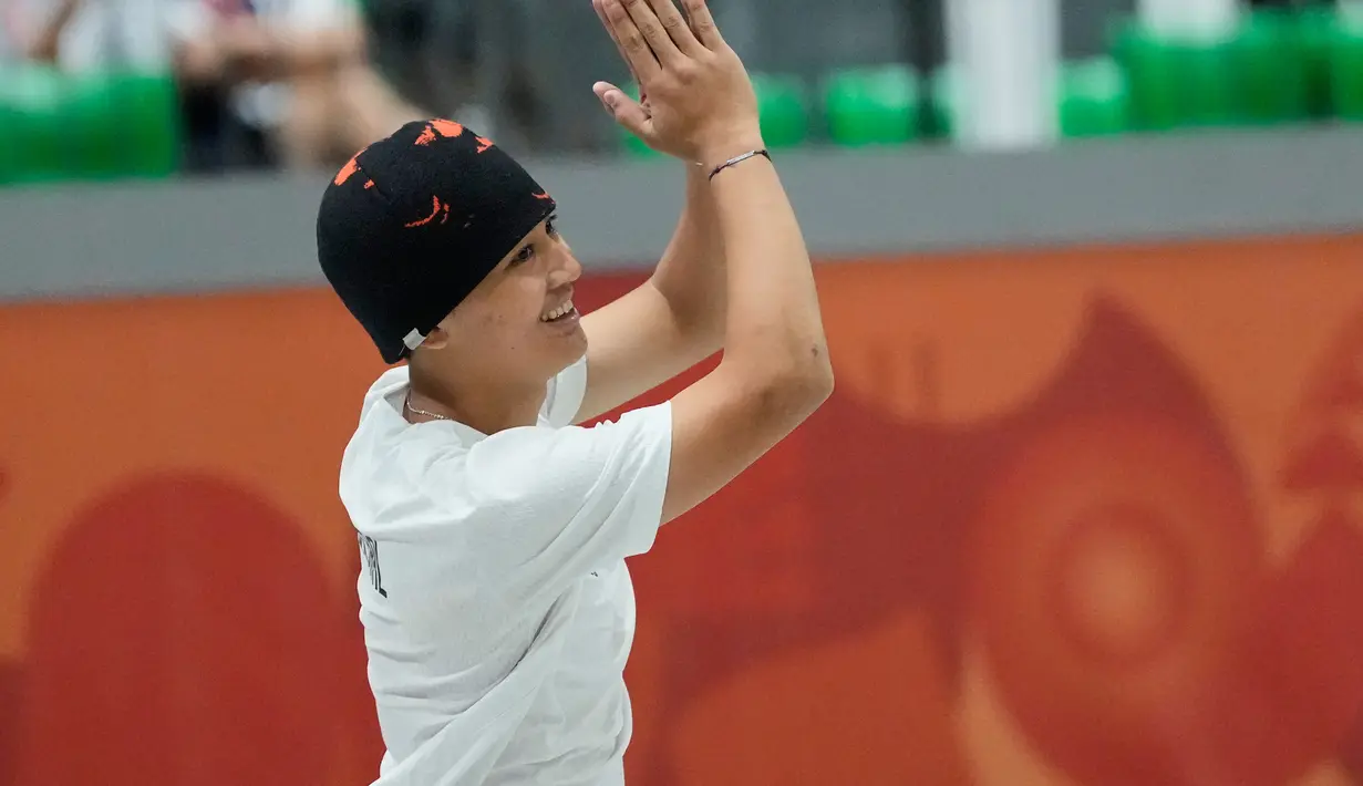 Atlet skateboard Indonesia Basral Graito Hutomo mengucapkan terima kasih kepada penonton dengan mempertemukan kedua telapak tangannya usai tampil pada final nomor street putra Asian Games 2026 di Aichi Sky Expo, Tokoname, Jepang, Minggu (27/9/2026). (AP Photo/Dita Alangkara)