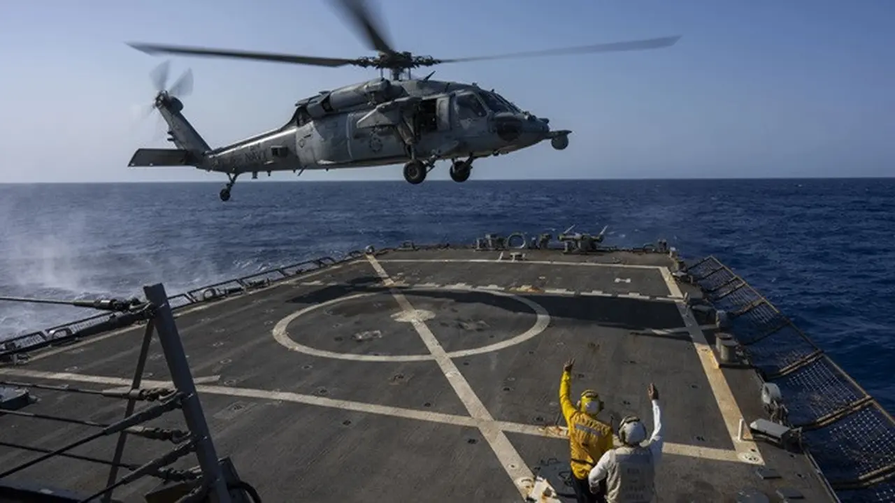 Helikopter HSC-7 mendarat di kapal perusak berpeluru kendali kelas Arleigh Burke USS Laboon di Laut Merah pada 12 Juni 2024.