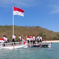 Saat Bendera Merah Putih Berkibar di Tengah Laut Pantai Oa, Flores Timur NTT