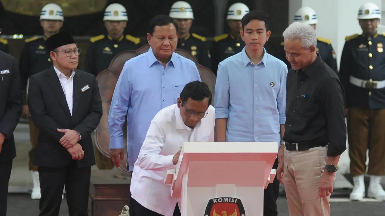 “Makanya saya minta KPU lebih hati-hati. Saya belum tahu peretasan itu bisa mengganggu proses-proses berikutnya atau tidak,” terang Mahfud.<br>