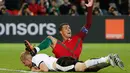 Penyerang Portugal Cristiano Ronaldo saat melakukan protes kepada wasit saat dijatuhkan pemain Austria saat pertandingan lanjutan piala Eropa 2016 grup F di Parc des Princes, Prancis, (19/6). (REUTERS/Christian Hartmann)