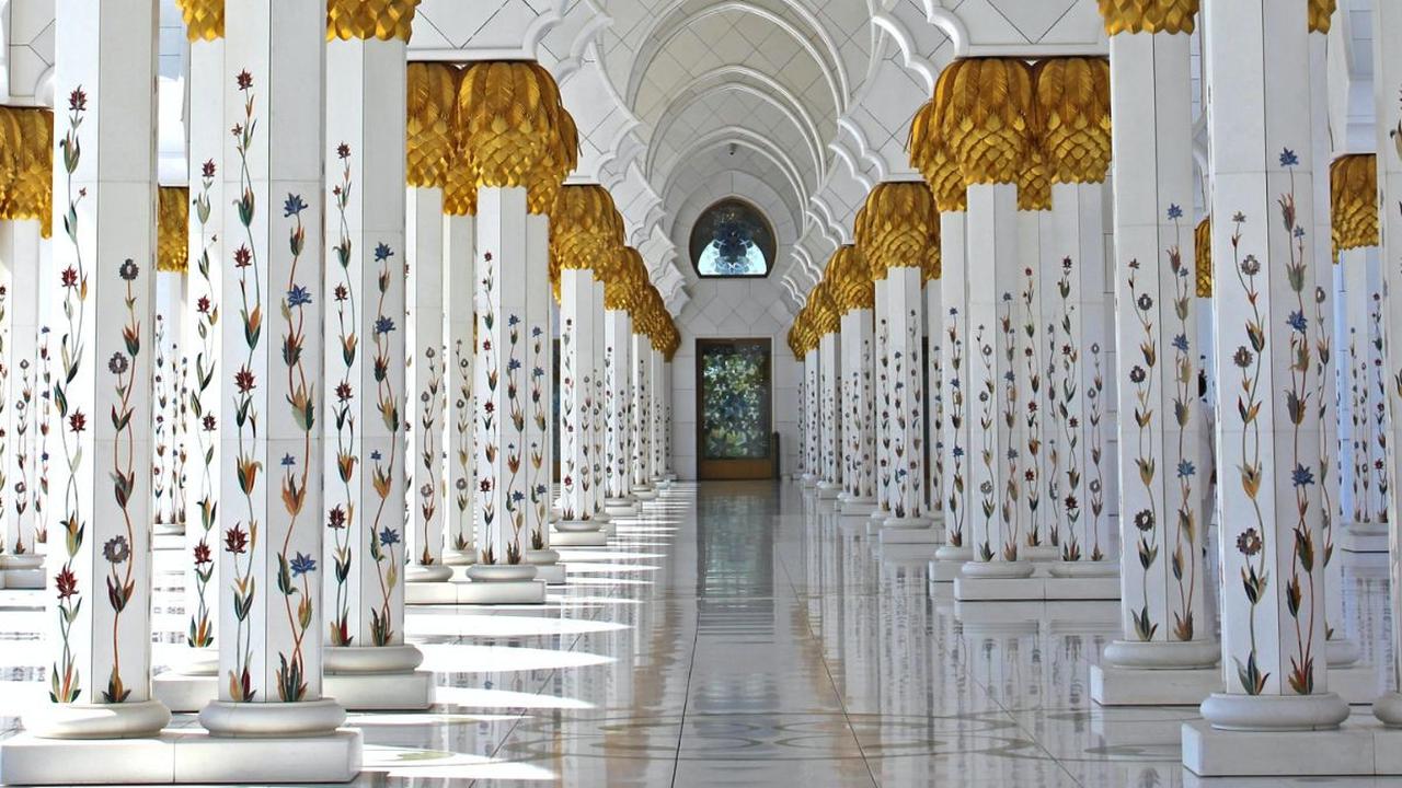 Sholat merupakan ibadah wajib bagi umat muslim. Ibadah sholat ini bahkan diwajibkan bagi mereka yang sedang dalam perjalanan ataupun sedang sakit. Selain itu sholat juga merupakan rukun Islam setelah syahadat, maka dari itu bisa dibilang sholat merupakan 
