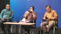 Wakil Kepala Badan Gizi Nasional (BGN) Nanik S. Deyang tak kuasa menahan air matanya saat menjelaskan dan meminta maaf soal kasus dugaan keracunan akibat MBG yang terjadi di sejumlah wilayah Indonesia. (Foto: Merdeka.com/Nur Habibie).