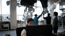 Seorang karyawan memeriksa lewat komputer robot berawak "METHOD-2" selama demonstrasi di Gunpo, Korea Selatan, (27/12). Robot ini  diduga ditujukan untuk keperluan industri. (Reuters/Kim Hong-Ji)