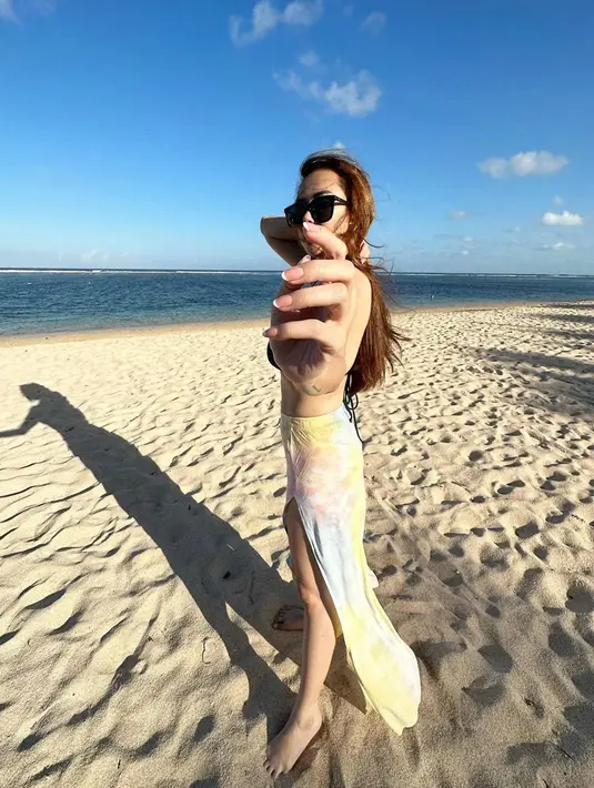 Setelah menjadi seorang ibu, dan kini Arabella sudah tumbuh semakin besar. Sosok Aura Kasih pun kembali langsing setelah melahirkan buah hatinya. Dalam liburannya ke pantai ini banyak netizen pun menyoroti penampilan pelantun lagu Mari Bercinta. (Liputan6.com/IG/@aurakasih)