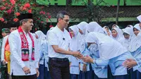 Penjabat (Pj) Gubernur DKI Jakarta Heru Budi Hartono mengecek Kartu Jakarta Pintar di SMPN 193. (Winda Nelfira)