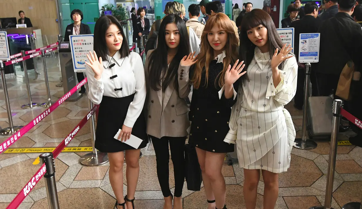 Anggota girlband K-pop "Red Velvet" berpose untuk difoto sebelum berangkat ke Pyongyang dari Bandara Internasional Gimpo di Seoul (31/1). Girlband Red Velvet bersama musisi Korea Selatan lain berangkat ke Pyongyang, Korea Utara. (Jung Yeon-je / AFP)