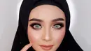 Biasa tampil dengan makeup ceria, ternyata Ega Noviantika jago bergaya dengan makeup gelap. Penyanyi dangdut ini memilih tampil dengan makeup bold bagian mata, dan lipstik soft di bagian bibir. (Liputan6.com/IG/eganoviantika_98)