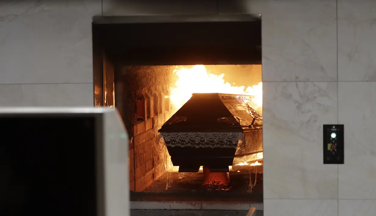 Sebuah peti mati dibakar di sebuah krematorium di Ostrava, Republik Ceko pada 7 Januari 2021. Krematorium terbesar di Republik Ceko telah kewalahan dengan meningkatnya jumlah korban pandemi virus corona Covid-19. (AP Photo/Petr David Josek)