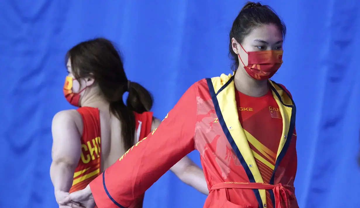 Anggota tim polo air putri Tiongkok melakukan peregangan selama Olimpiade Musim Panas 2020 di Tokyo, Jepang, Jumat (23/7/2021). Para atlet melakukan pelemasan otot sebelum berlaga agar dapat tampil maksimal saat bertanding. (AP Photo/Mark Humphrey)